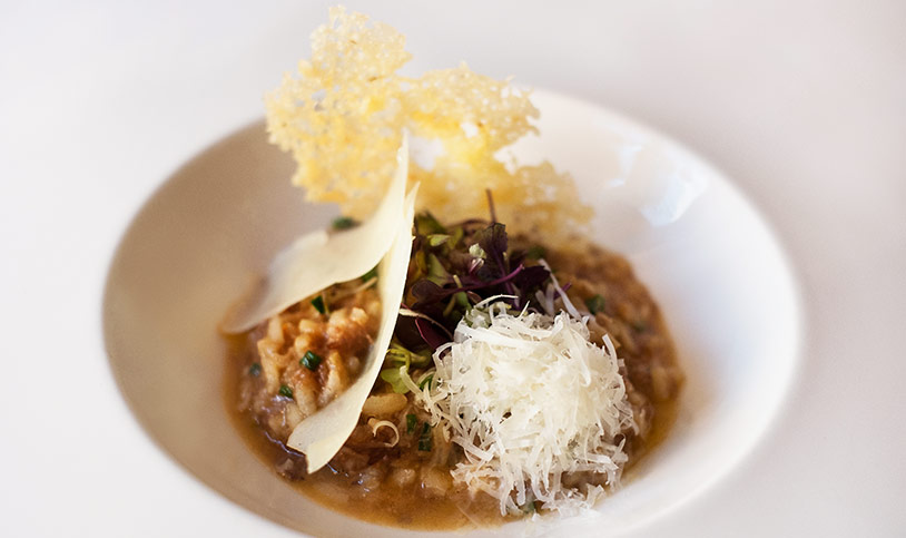 Risotto de rabo de Morucha ahumado en Jósper con texturas de parmesano