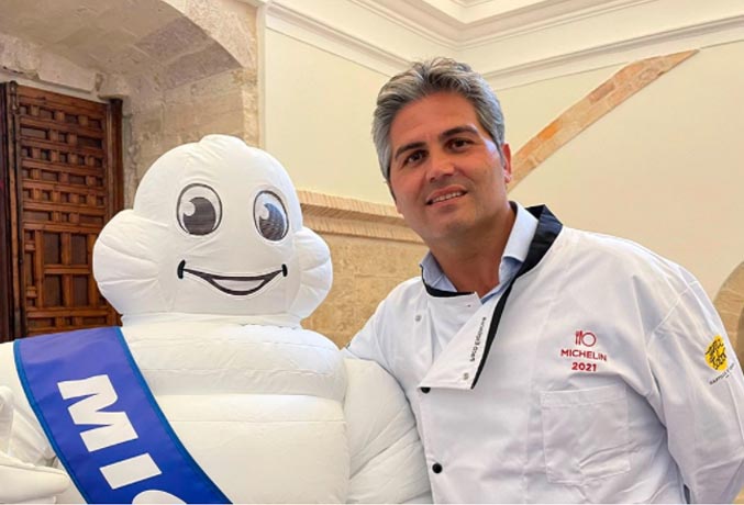 YA LUCIMOS NUESTRA CHAQUETILLA DE GUIA MICHELIN